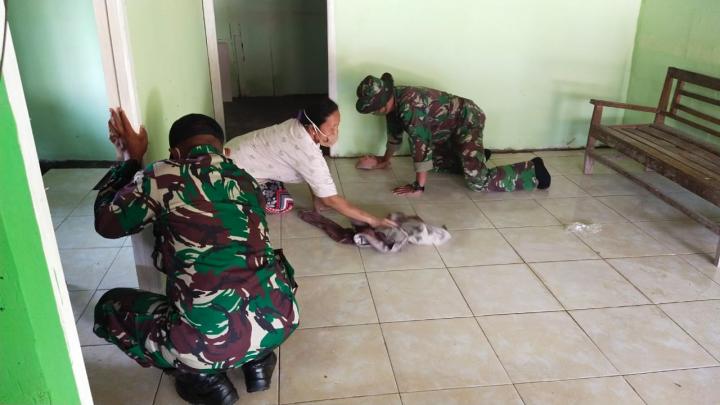 Pasca Pengenatan, Satgas TMMD Bojonegoro Gosok Keramik Aladin Sunardi